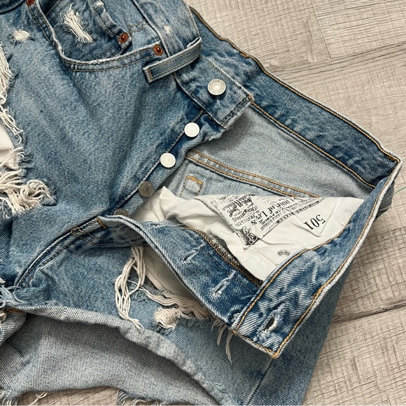 LEVI’S PREMIUM 501 Medium Light Wash Distressed High Rise Cutoff Denim Shorts 26 - Picture 11 of 16